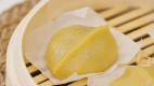 客家菜包因外型似早期竹編豬籠，又稱為豬籠粄，傳統作法外皮白嫩，此為竹筍地瓜菜包，因外皮加入新北臺農57號地瓜而呈現金黃色
