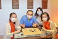 侯市長與客家局長及大豐國小同學下完棋後開心合影